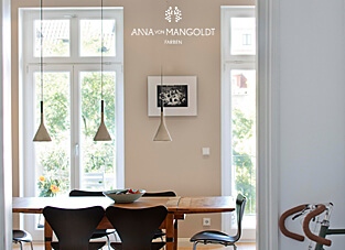 Designbeispiel von Anna von Mangold Farben. Dargestellter moderner Essraum mit cremefarbener Wand in "Vézère" von Anna von Mangold.