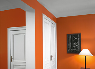Wirkungsvergleich Zimmerdurchbruch in weißer Laibung und orangenen Wänden. Ohne Deckenleisten.