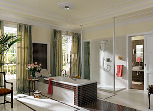 Ein luxuriöses Badezimmer mit freistehender Badewanne und begehbarer Dusche. Die Wände sind in hellem Beige gehalten und die Decke ist mit klassischen, mehrfach abgestuften, weißen Deckenleisten (Stuckleisten) verziert. Im oberen Wandbereich und entlang des Fußbodens sind schlichte weiße Leisten sichtbar.