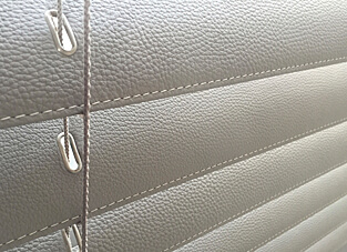 Nachaufnahme einer weißen Leder Jalousie.