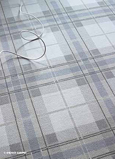 Luxuriöser, weicher Velours-Teppich von Object Carpet (Suvretta) mit Tartanmuster in Graustufen und Hellblau.