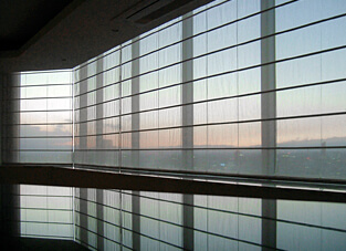 Große Fensterfront mir Raffvorhang-Anlage mit Querstreben.