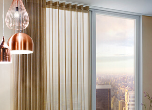 Raumausschnitt mit links kupfernen Lampen. m Hintergrund Fenster mit Wave Vorhang in Beige an Deckenschiene.