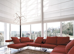 Rote große Couch in Galerie, umgeben von Fensterfront mit Batterie betriebenen weißen Raffvorhang-System.