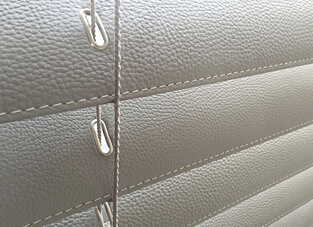 Nachaufnahme einer weißen Leder Jalousie.