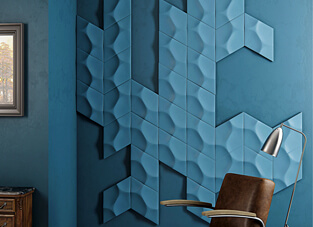 Ausschnitt von einem Raum mit blauen Wänden mit modernen Wandelementen. Im Vordergrund ein dunkelbrauner Sessel mit einer modernen silbernen Stehlampe.