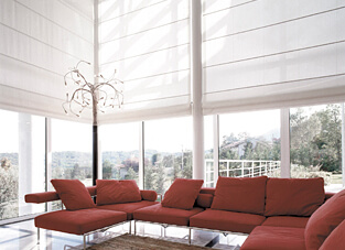 Rote große Couch in Galerie, umgeben von Fensterfront mit Batterie betriebenen weißen Raffvorhang-System.