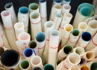 Abbildung von Leihmusterrollen Anna von Mangold von oben. Die sollen sind außen beige und innen bunt.