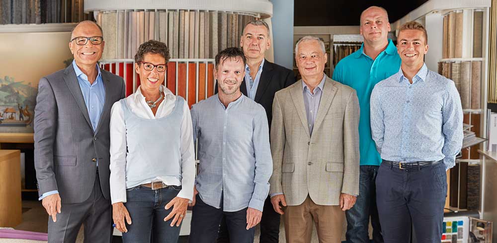 Experten Team Zimmermann bestehend aus sieben Personen im Showroom.