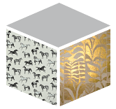 Isometrische Würfeldarstellung, die zwei Tapetenmuster von Zimmermann Interior Design zeigt. Die linke Seite hat ein wiederkehrendes Muster aus kleinen Pferden in Schwarz-Weiß. Die rechte Seite zeigt ein großflächiges Muster aus glänzenden Goldblättern auf einem hellen Hintergrund.