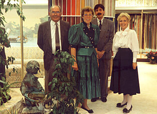 Gruppenbild von Zimmermann InteriorDesign im eigenen Showroom mit 4 Personen aus dem Jahr 1988. Links im Bild die Gründer Hans und Margarete Zimmermann.
