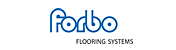 Das Logo von Forbo Flooring Systems. Es zeigt den Schriftzug "Forbo" in blauer, geschwungener und runder Schrift, darunter in dunkleren, kleineren Großbuchstaben der Zusatz "FLOORING SYSTEMS".