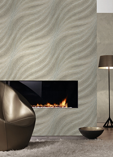 Designbeispiel einer Marburg Colani Evolution Tapete. Eine Wand mit eingebauten Kamin. Davor goldene Kunstobjekte und ein cremefarbener Hoch-Floor-Teppich. Die Tapete auf der Wand ist in einem hellen Creme Ton und hat eine wellenartige Optik.