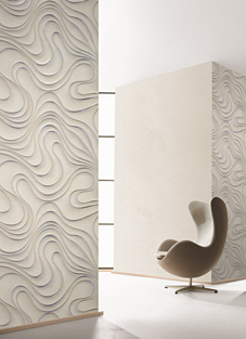 Designbeispiel der Marburg Colani Evolution Tapete. Eine Wand mit einem Durchgang in dem ein heller stilvoller Sessel steht. Die Tapete auf der Wand ist hell mit einem aus dunklen Linien bestehenden geschwungenem Muster.